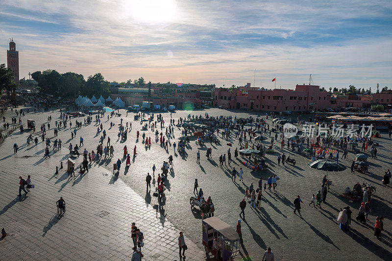 晚上Djemaa El Fna广场与库图比亚清真寺，马拉喀什，摩洛哥